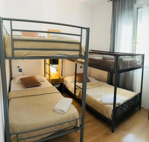 Habitación con 3 literas en una habitación en Meridian Rooms, en Barcelona