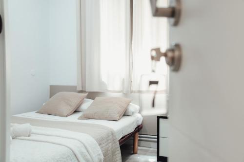 sypialnia z 2 łóżkami i oknem w obiekcie Hostal Ruta de Francia w Barcelonie
