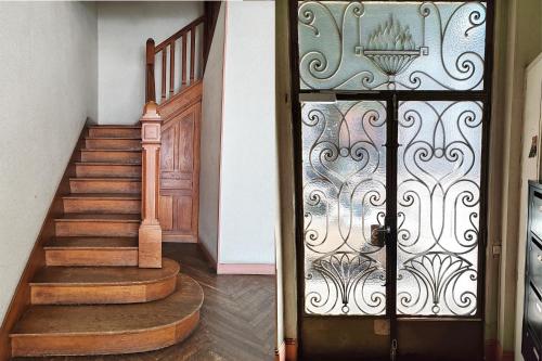 une porte menant à un escalier dans une maison dans l'établissement Appartement Le Baron Cœur de Rouen - Normandie, à Rouen