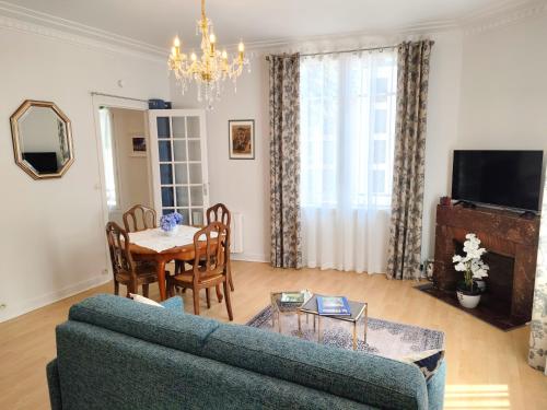 un salon avec un canapé et une table dans l'établissement Appartement Le Baron Cœur de Rouen - Normandie, à Rouen