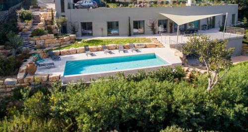 Unique ! Villa plain-pied vue exceptionnelle golfe St Tropez à 200 m de la plage