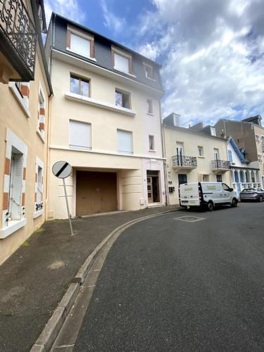 un parking en face d'un grand bâtiment dans l'établissement Studio Vichy, à Vichy