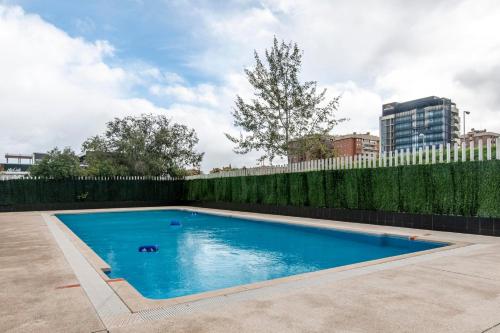 une piscine en face d'une clôture dans l'établissement GuestReady - Charming place in Madrid, à Madrid