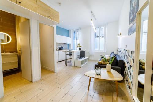 un salon avec un canapé et une table dans l'établissement Cozy Apartement - Near train Station - Les Frères de la Loc', à Marseille