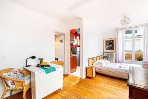 une chambre avec un lit et un bureau dans une pièce dans l'établissement GuestReady - Studio Élégant vous Attend!, à Paris
