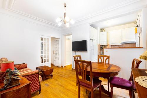 un salon avec une table et un canapé dans l'établissement GuestReady - Parisian Bliss near Notre-Dame, à Paris