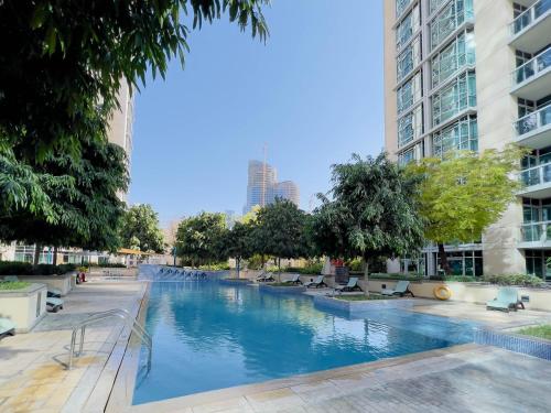 Bazén v ubytování GuestReady - Casa de luxo com vista para o Burj Khalifa nebo v jeho okolí