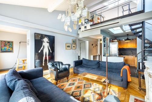 - un salon avec des canapés bleus dans l'établissement GuestReady - Parisian Charm near Sacré-Cœur, à Paris