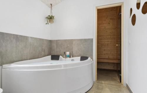 Un baño de Awesome Home In Haderslev With Sauna