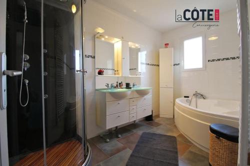 une salle de bain avec une douche, une baignoire et un lavabo dans l'établissement Villa Côte Bleue, à Ensuès-la-Redonne