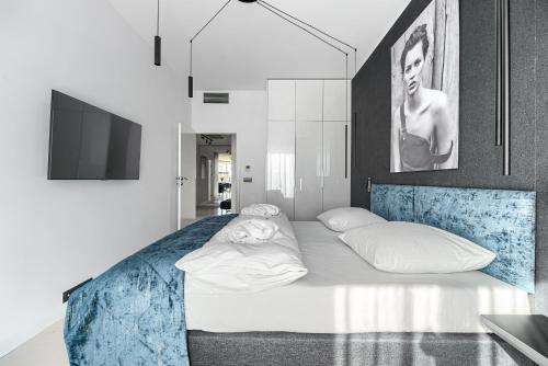 ミエルノにあるDune - Apartament Executive z prywatną saunąのベッドルーム1室(大型ベッド1台、テレビ付)