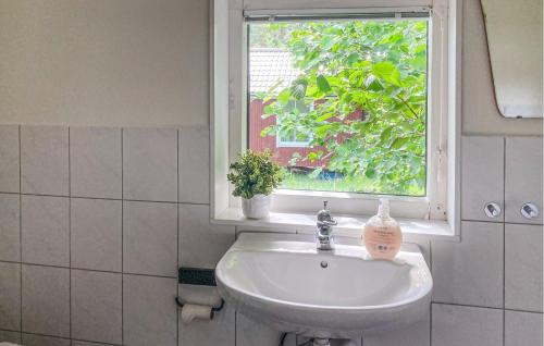 lavabo blanco en un baño con ventana en Stunning Home In Sollebrunn With Kitchen en Sollebrunn