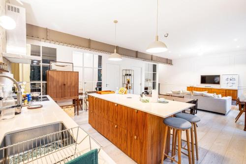 eine offene Küche und ein Wohnzimmer mit einem Tisch und Stühlen in der Unterkunft GuestReady - Graceful stay in Parisian suburbs in Montreuil