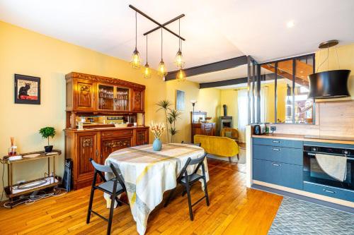 une cuisine avec une table et des chaises dans une pièce dans l'établissement GuestReady - A remarkable stay in Nogent-sur-Marne, à Nogent-sur-Marne