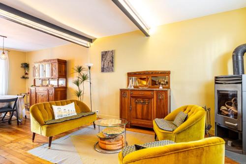 Elle comprend un salon doté d'un mobilier jaune et d'une cheminée. dans l'établissement GuestReady - A remarkable stay in Nogent-sur-Marne, à Nogent-sur-Marne