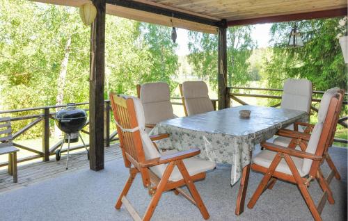 una mesa y sillas en una terraza con parrilla en 3 Bedroom Gorgeous Home In Årjäng, en Årjäng