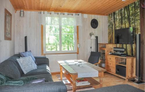 una sala de estar con un sofá y una mesa en 3 Bedroom Gorgeous Home In Årjäng, en Årjäng