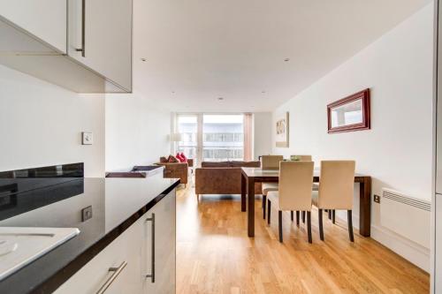 a kitchen and dining room with a table and chairs at GuestReady - Uma escapadela encantadora em Highbury in London