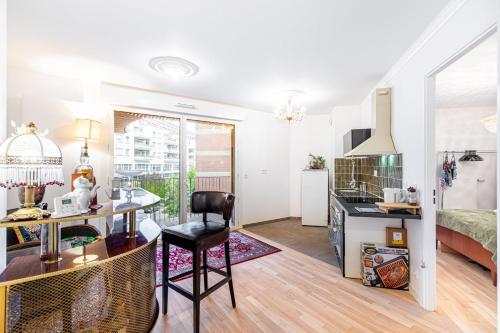Il comprend un salon avec une cuisine et une chambre. dans l'établissement GuestReady - Delight and Peace in Issy, à Issy-les-Moulineaux