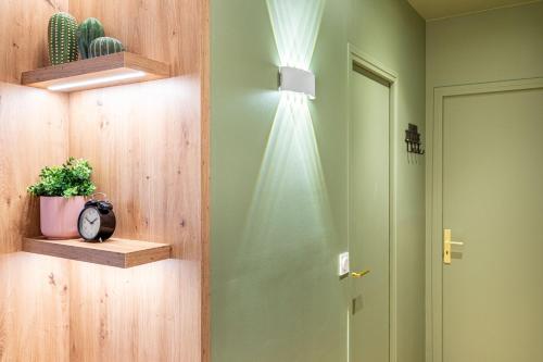 クリシーにあるGuestReady - Paris Delight near the metro stationの窓と植物のある緑の壁のある部屋