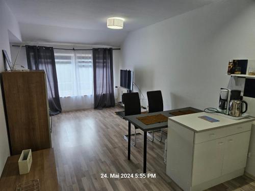 ウンナにあるgemütliches Appartament 30 m2 in Unnaのデスク、テーブル、椅子が備わる客室です。