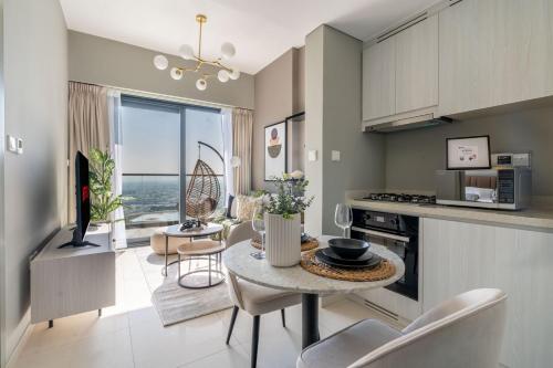 uma cozinha e sala de estar com mesa e cadeiras em GuestReady - Business Bay Beauty near Dubai Canal em Dubai