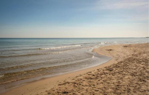 ein leerer Strand mit dem Ozean im Hintergrund in der Unterkunft 3 Bedroom Cozy Home In Santa Pola in Santa Pola