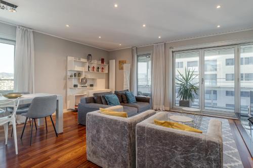 GuestReady - Apartamento com vista para o mar e terraço في برشلونة: غرفة معيشة مع أريكة وطاولة
