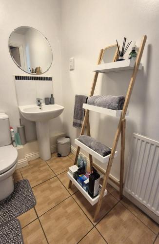 a bathroom with a toilet and a sink at Spacious Ground floor 2 bedroom 2 Bathroom Flat in Hatfield near Hertfordshire University Private Car Park Sleeps 5-6 in Hatfield