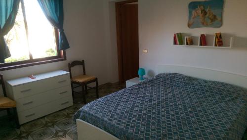 サン・レオナルドにあるStagnone Holiday Homeのベッドルーム1室(ベッド1台、ドレッサー、窓付)