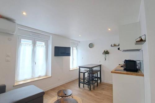 Il comprend une cuisine et un salon avec un comptoir et une table. dans l'établissement Marbella, agreable appartement a Reims, à Reims