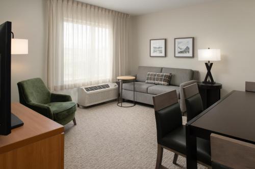 een woonkamer met een bank en een stoel bij TownePlace Suites Richland Columbia Point in Richland