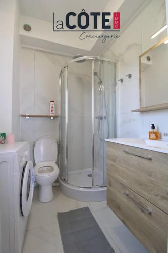 une salle de bain avec une douche, des toilettes et un lavabo dans l'établissement Le Phare, à Carry-le-Rouet