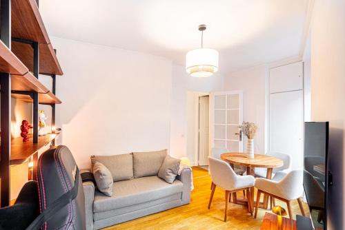 un salon avec un canapé et une table dans l'établissement GuestReady - Serene Comfort near Sacré-Cœur, à Paris