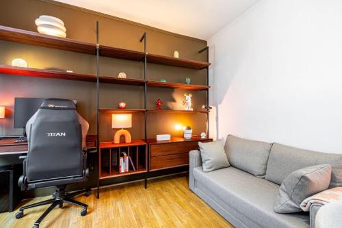 un salon avec un canapé et un bureau dans l'établissement GuestReady - Serene Comfort near Sacré-Cœur, à Paris