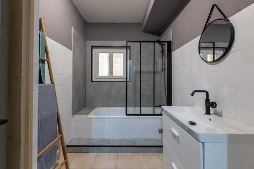 a bathroom with a tub and a sink and a shower at Maison familiale à 2 min à pied de l'Institut A Armand Calme Jeux babyfoot Jacuzzi Proche Mer in Saint-Laurent-dʼAigouze