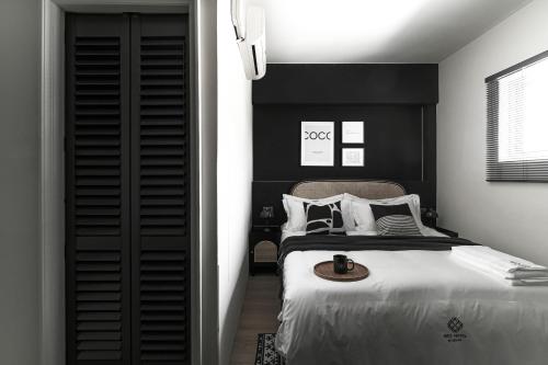 Ένα ή περισσότερα κρεβάτια σε δωμάτιο στο We2 Design Hotel