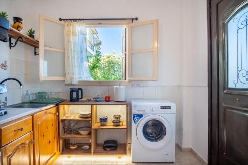 Kuchyň nebo kuchyňský kout v ubytování One House Pythagoreio