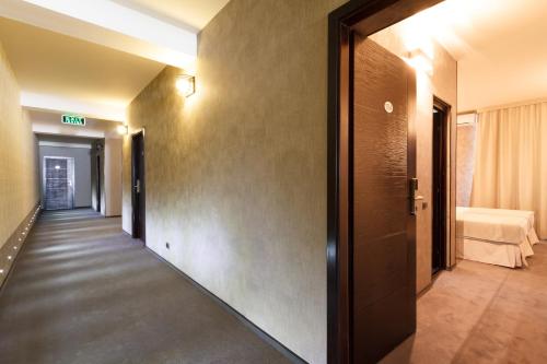 a hallway with a door leading to a room at YMY HOTELS Târgu Jiu in Târgu Jiu