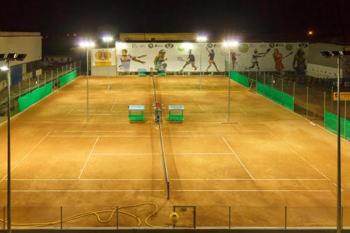 an indoor tennis court at night with lights at YMY HOTELS Târgu Jiu in Târgu Jiu