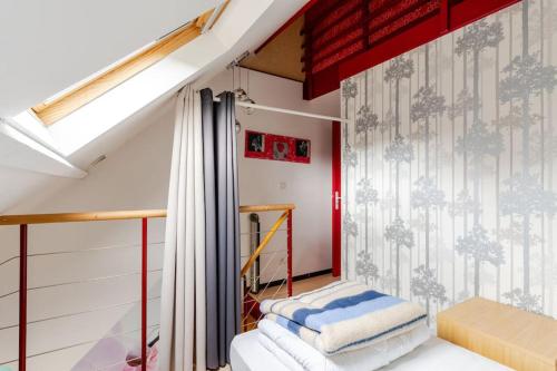 ein kleines Zimmer mit einem Bett und einem Fenster in der Unterkunft La Cornaline 1 in Cabourg