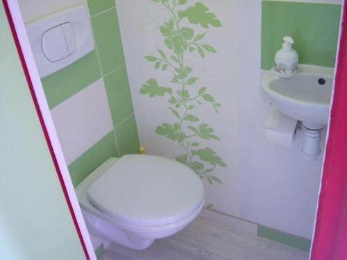 une salle de bain avec toilettes et lavabo dans l'établissement La Cornaline 1, à Cabourg