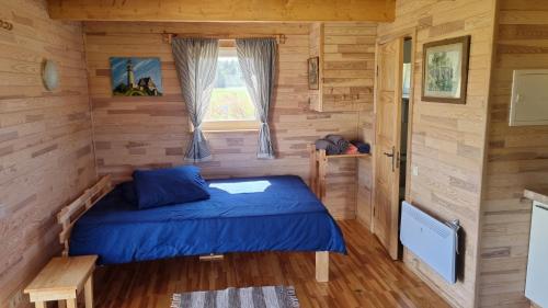 a room with a bed in a log cabin at Inti in Jūrkalne
