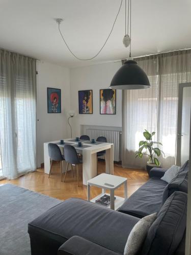 een woonkamer met een bank en een tafel bij Cadolini Apartment in Milaan