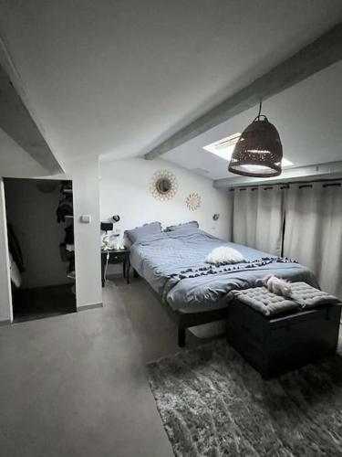 - une chambre avec un lit, une table et un tapis dans l'établissement Intra-muros - balcon et parking, à Aigues-Mortes