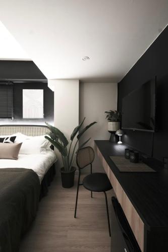 Ένα ή περισσότερα κρεβάτια σε δωμάτιο στο We2 Design Hotel