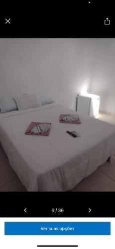 ein Bild eines Schlafzimmers mit einem weißen Bett in der Unterkunft MALU in Barreirinhas