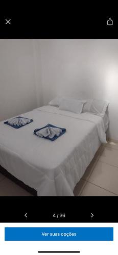 ein Bild eines weißen Bettes in einem Zimmer in der Unterkunft MALU in Barreirinhas