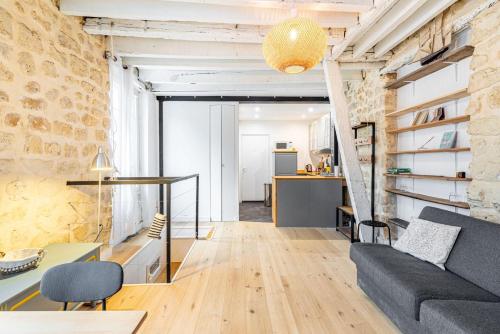un salon avec un canapé et une table dans l'établissement GuestReady - Charming nest in Porte de Clichy, à Paris