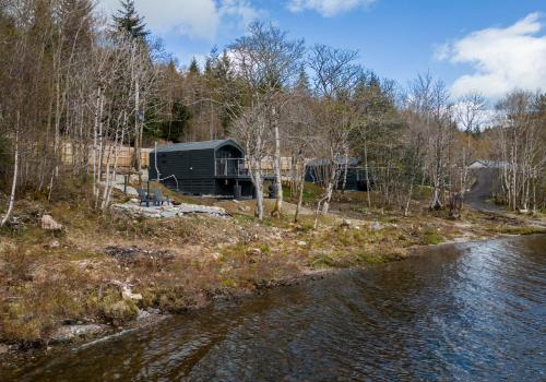 a view of a cabin next to a river at Alba Pod in Fort Augustus